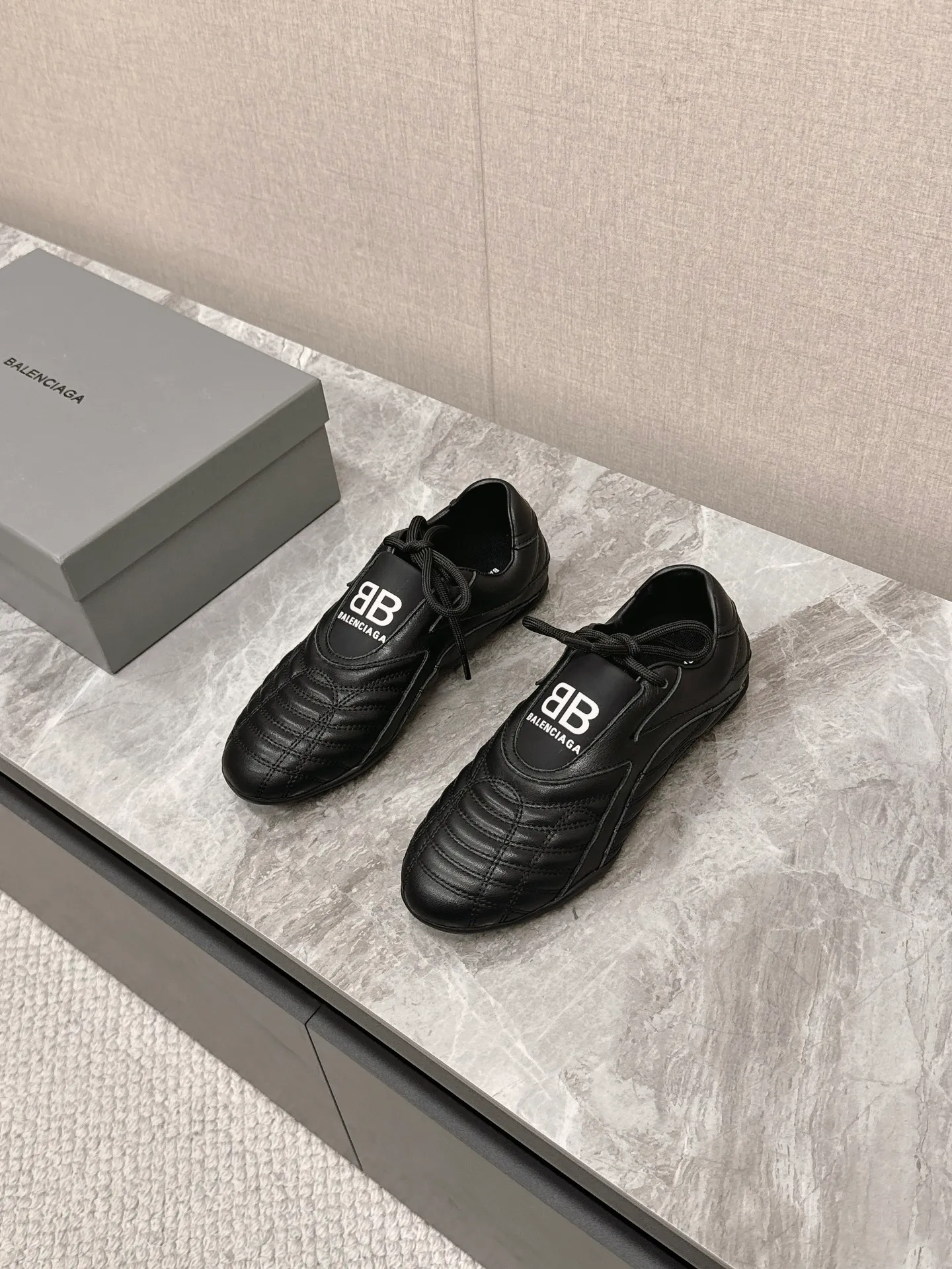 💰560 Balenciaga plaid baseball shoes casual shoes. Original purchase, development and production. Balenciaga's latest hidden tennis shoes with soft rhombus pattern. Soft calfskin matching and classic double logo are full of retro feel. It is the most versatile black and white color. This year, a casual shoe for girls. The sole design is super soft. Comes with exquisite packaging at the counter. 🛍📦 ▪️ Fabric: Original customized calfskin plaid ▪️ Lining: Imported custom cowhide lining ▪️ Sole: Original molded rubber outsole ▪️ Size: Women's 35-40
